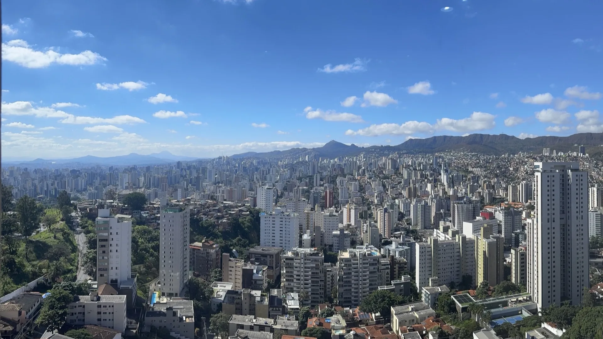 Vista panorâmica de Belo Horizonte a partir do alto do edifício na Av. Raja Gabaglia, com a Serra do Curral no horizonte.